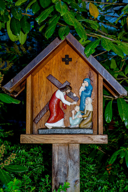 Image: 08 Jesus begegnet weinenden Frauen _JA 32138 Kreuzweg im neuen Friedhof Hohenried.jpg